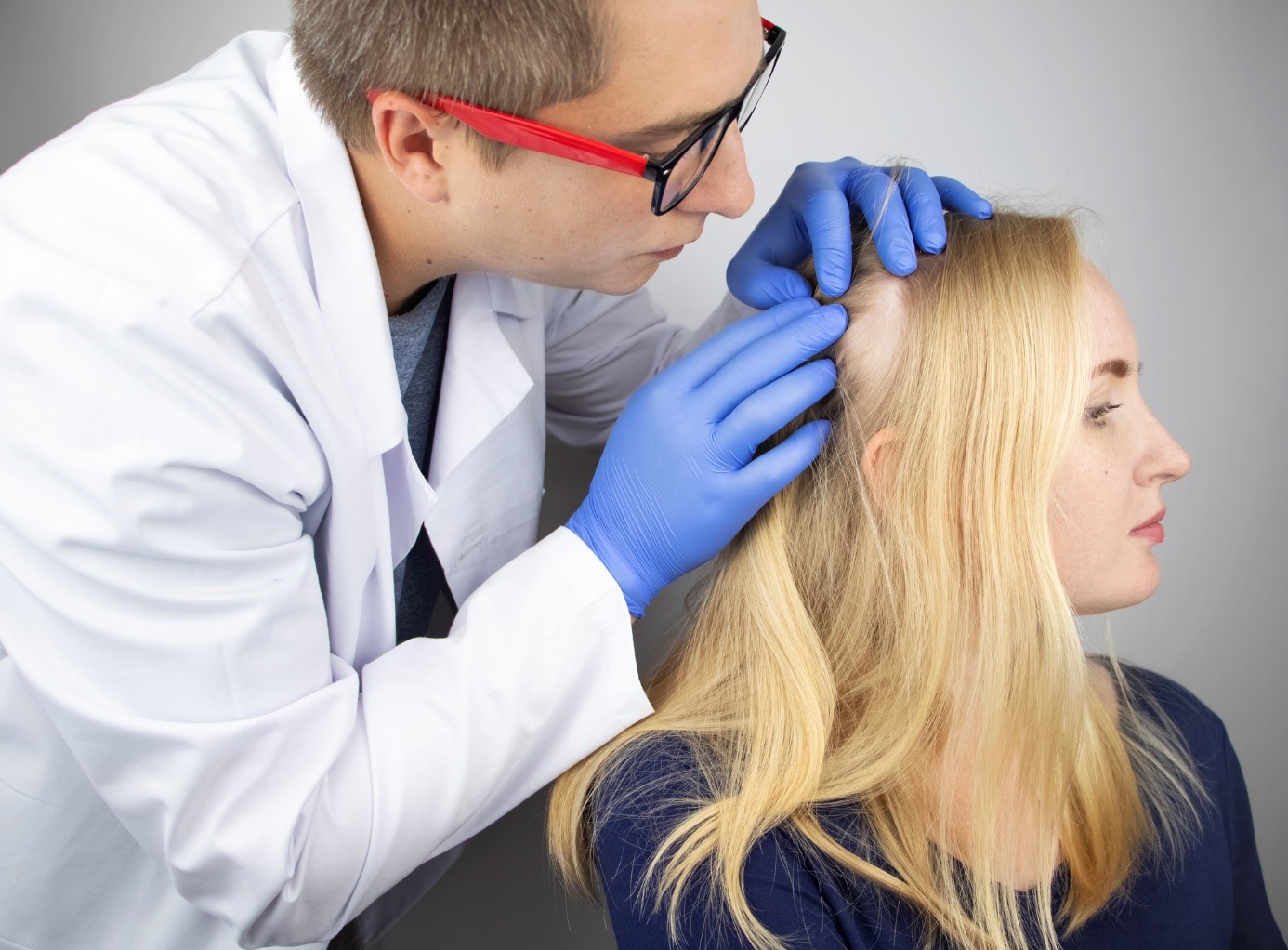 The doctor examines the condition of the hair, its quality and its loss