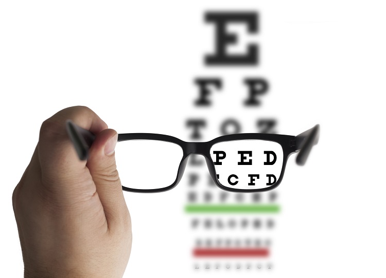 Blurred vision in myopia - the optotype in the background is blurred and sharp in the glasses