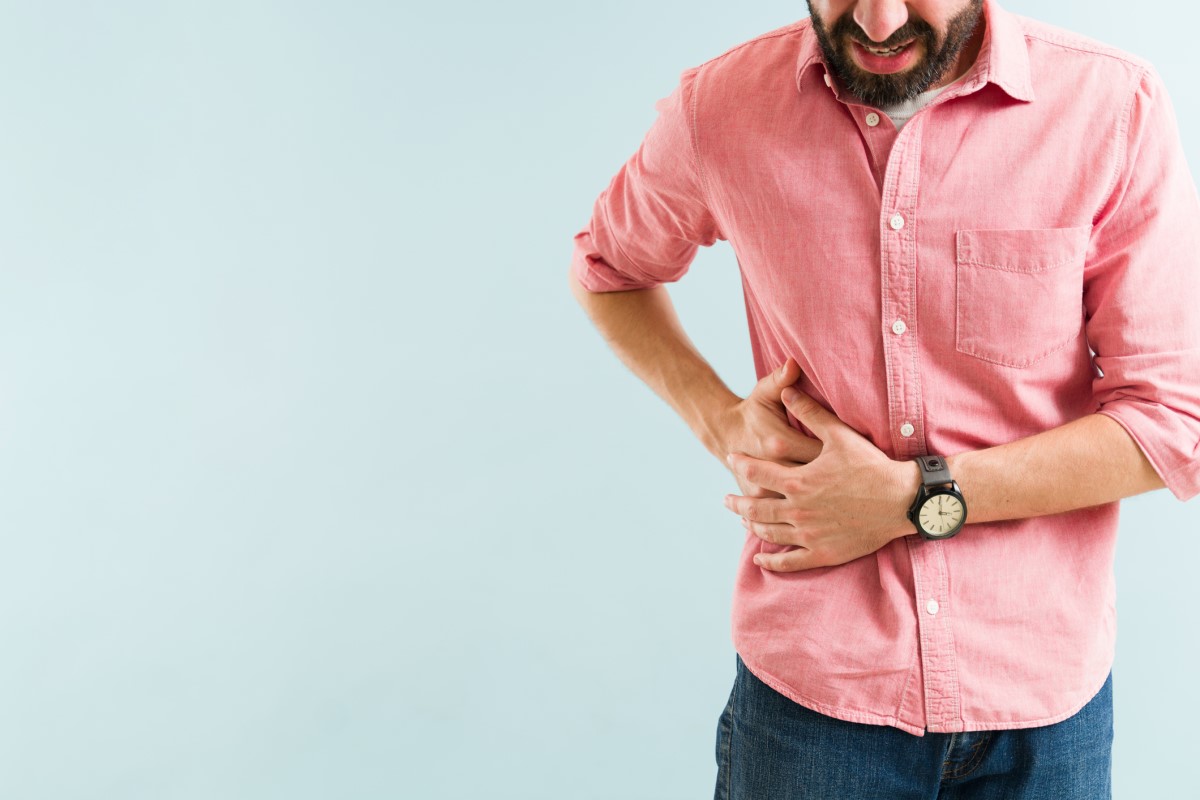 Man has pain under right rib arch, holding his right hip