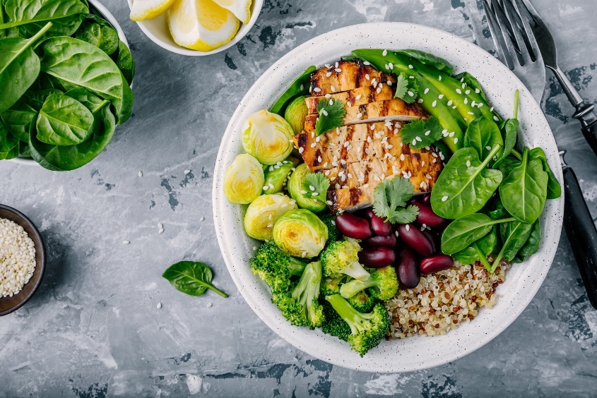 Example of a complete main meal: lean chicken and beans (protein), lots of vegetables (fiber and nutrients), half an avocado (fat) and quinoa (complex carbohydrates).