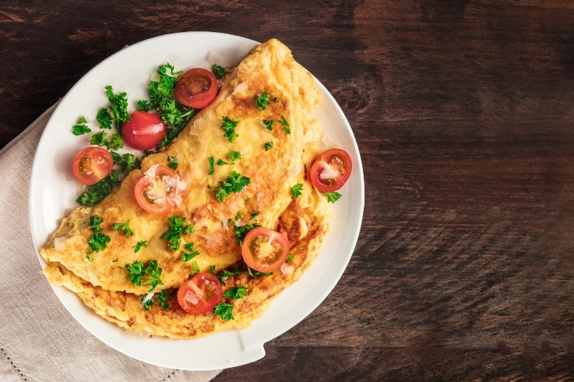 Example of a savoury breakfast: egg omelette with herbs and fresh vegetables