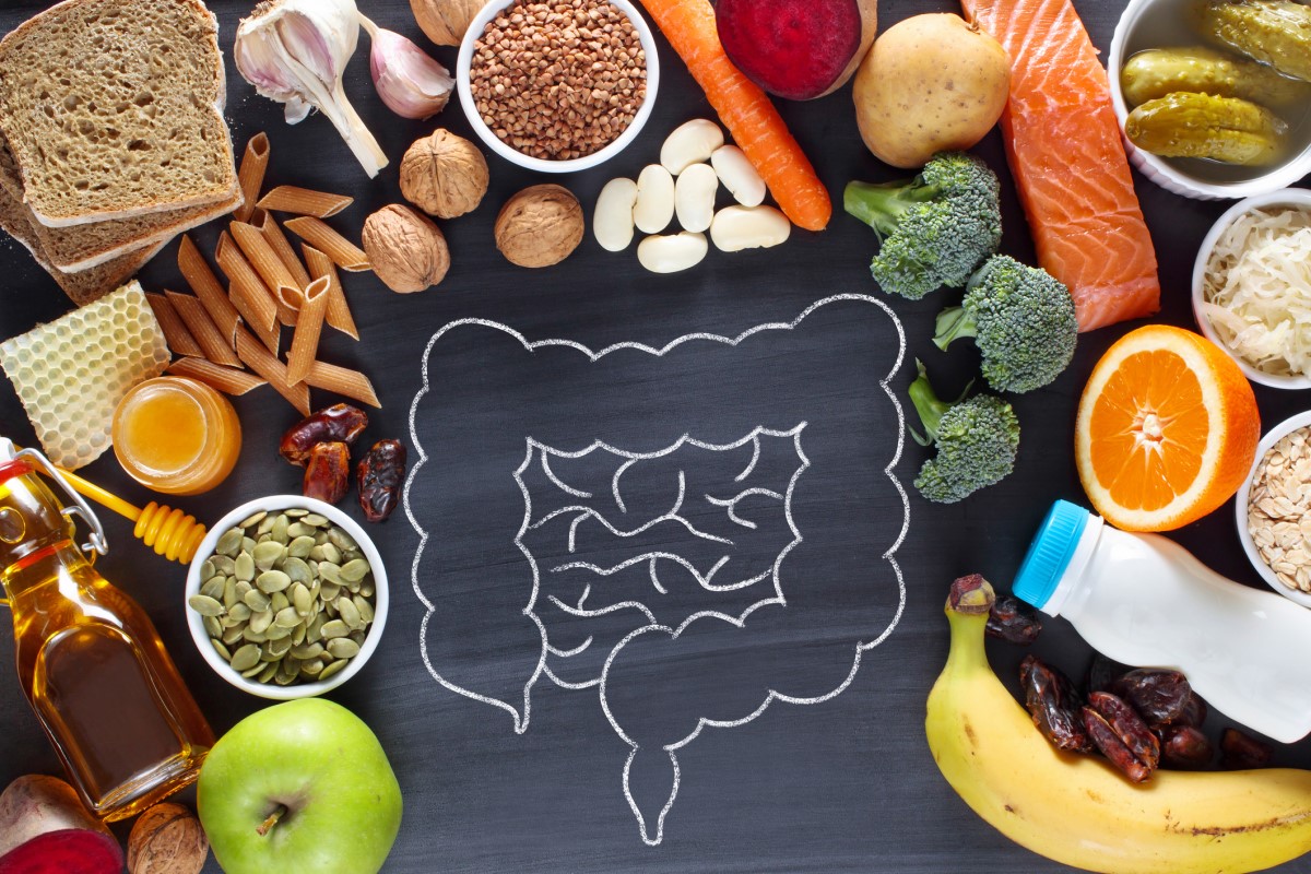 Various foods, pasta, fruits, vegetables, dairy products, legumes and more, and the gut as an example of the connection to health and digestive tract problems.