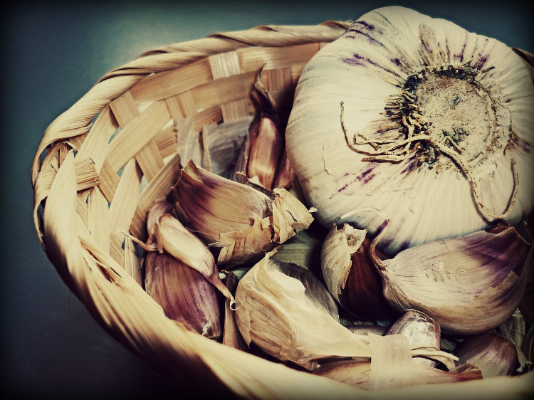 basket with garlic and cloves
