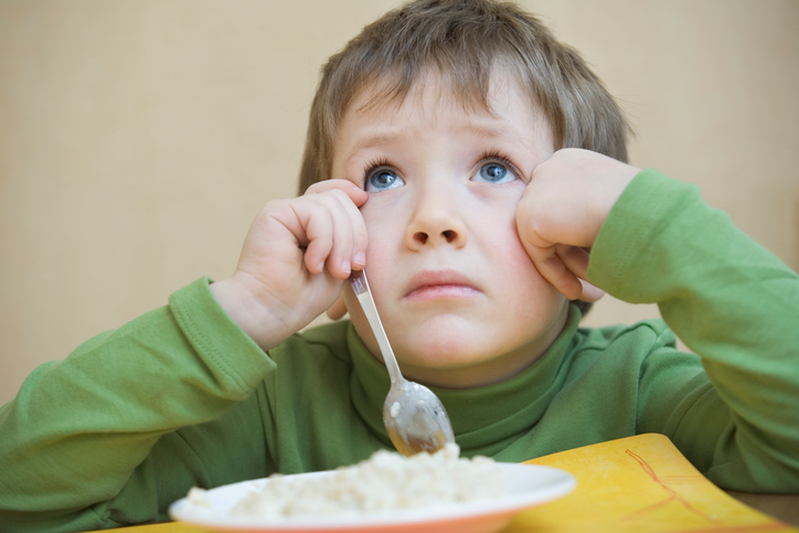 The child sits over the plate, does not want to eat, has a swallowing disorder due to inflammation in the oral cavity