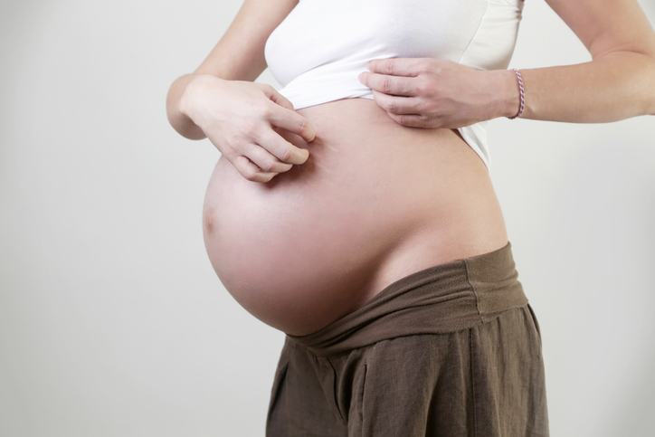 Pregnant itchy skin on the abdomen