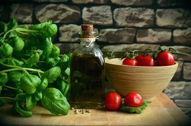 What effect does a healthy Mediterranean diet have on a person's health and weight loss?