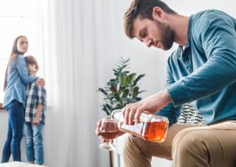 Alcoholism: a common problem in families? Causes, symptoms and stages