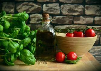 What effect does a healthy Mediterranean diet have on a person's health and weight loss?