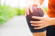 Water in the knee and swelling: what are the main causes? What will help in the treatment?