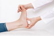 Flat feet: what are the causes and symptoms? How can they be helped?